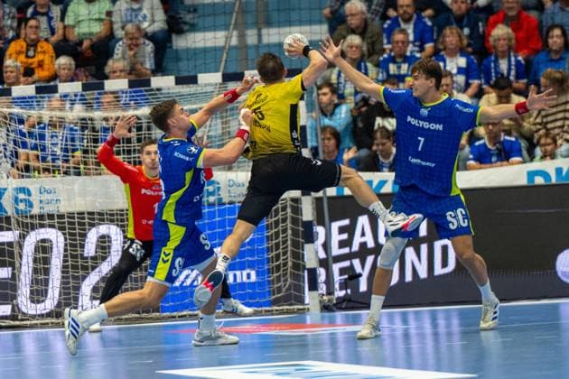 Dominik Kuzmanović, Goalkeeper, VfL Gummersbach 1 , Simone Mengon, Center back, TVB Stuttgart 15 , Julian Koester, Back, VfL Gummersbach 7 , VfL Gummersbach vs TVB 1898 Stuttgart, Daikin Handball Bundesliga, Men , Matchday 6, 25 09 2025 Gummersbach NRW Germany Copyright: xkolbert-press MartinxWdziecznyx