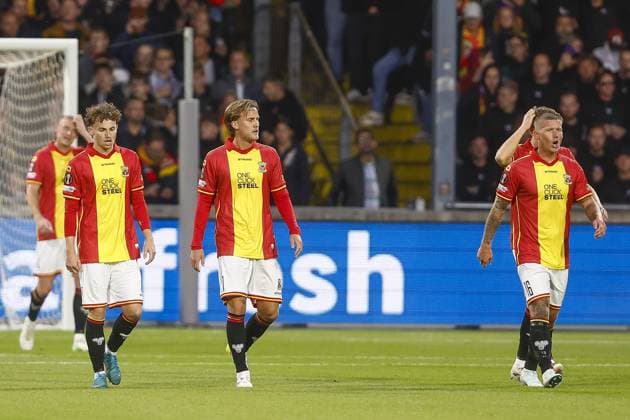 DEVENTER , 25-09-2025 , Stadium De Adelaarshorst , season 2025 2026 , UEFA Europa League League phase . match between Go Ahead Eagles and FCSB, final result 0-1, Picture shows GA Eagles player Jakob Breum GA Eagles player Melle Meulensteen GA Eagles player Victor Edvardsen disappointment Go Ahead Eagles - FCSB  x31196167x Copyright: