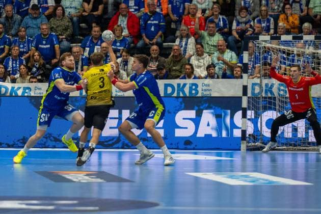 Max Haefner, Center back, TVB Stuttgart 3 , Dominik Kuzmanović, Goalkeeper, VfL Gummersbach 1 , VfL Gummersbach vs TVB 1898 Stuttgart, Daikin Handball Bundesliga, Men , Matchday 6, 25 09 2025 Gummersbach NRW Germany Copyright: xkolbert-press MartinxWdziecznyx