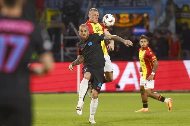 DEVENTER , 25-09-2025 , Stadium De Adelaarshorst , season 2025 2026 , UEFA Europa League League phase . match between Go Ahead Eagles and FCSB, final result 0-1, Picture shows FCSB player Denis Alibec GA Eagles player Joris Kramer Go Ahead Eagles - FCSB  x31196193x Copyright: