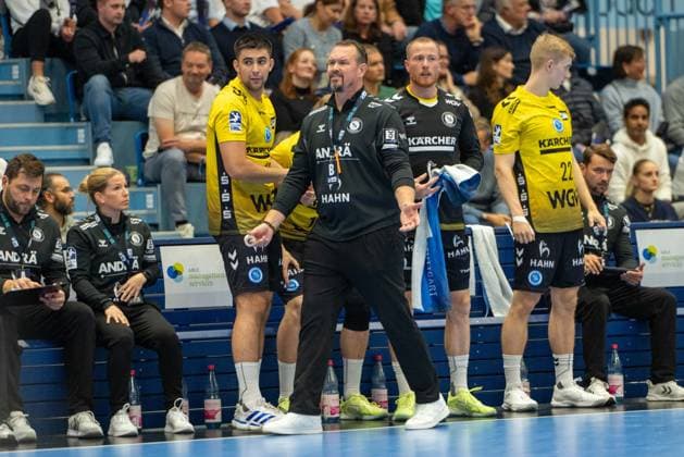 Misha Kaufmann, Head Coach, TVB Stuttgart , Kentin Mahà , Backcourt, VfL Gummersbach 22 , VfL Gummersbach vs TVB 1898 Stuttgart, Daikin Handball Bundesliga, Men , Matchday 6, 25 09 2025 Gummersbach NRW Germany Copyright: xkolbert-press MartinxWdziecznyx