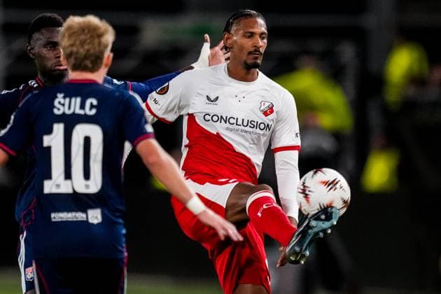 UTRECHT, NETHERLANDS - SEPTEMBER 25: Sebastien Haller of FC Utrecht controls the ball during the UEFA Europa League 2025 26 League Phase MD1 match between FC Utrecht and Olympique Lyonnais at Stadion Galgenwaard on September 25, 2025 in Utrecht, Netherlands. (Photo by Rene Nijhuis) SPO  Copyright: xRenexNijhuis