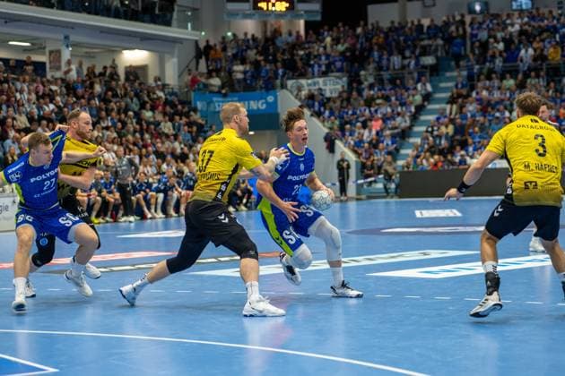 Kristjan Horžen, full-back, VfL Gummersbach 27 , Lenny Rubin, left back, TVB Stuttgart 44 , Jonas Truchanovicius, left back, TVB Stuttgart 37 , Ole Pregler, back, VfL Gummersbach 23 , Max Haefner, center back, TVB Stuttgart 3 , VfL Gummersbach vs TVB 1898 Stuttgart, Daikin Handball Bundesliga, Men , Matchday 6, 25 09 2025 Gummersbach NRW Germany Copyright: xkolbert-press MartinxWdziecznyx