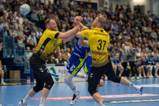 Lenny Rubin, left back, TVB Stuttgart 44 , Ole Pregler, back, VfL Gummersbach 23 , Jonas Truchanovicius, left back, TVB Stuttgart 37 , VfL Gummersbach vs TVB 1898 Stuttgart, Daikin Handball Bundesliga, Men , Matchday 6, 25 09 2025 Gummersbach NRW Germany Copyright: xkolbert-press MartinxWdziecznyx