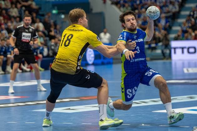 Linus Schmid, TVB Stuttgart 18 , Joao Gomes, backcourt, VfL Gummersbach 3 , VfL Gummersbach vs TVB 1898 Stuttgart, Daikin Handball Bundesliga, Men , Matchday 6, 25 09 2025 Gummersbach NRW Germany Copyright: xkolbert-press MartinxWdziecznyx