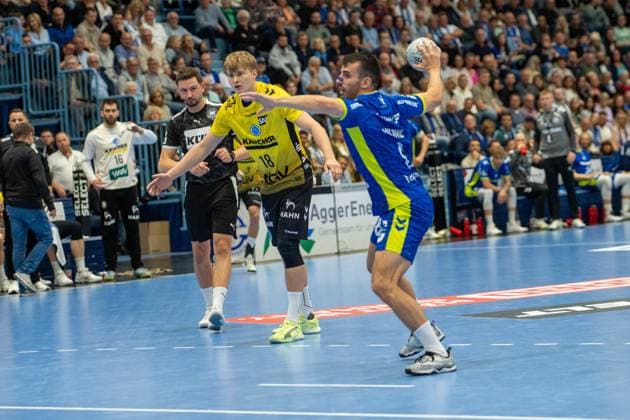 Linus Schmid, TVB Stuttgart 18 , MiloÅ¡ VujoviÄ‡, Outside, VfL Gummersbach 6 , VfL Gummersbach vs TVB 1898 Stuttgart, Daikin Handball Bundesliga, Men , Matchday 6, 25 09 2025 Gummersbach NRW Germany Copyright: xkolbert-press MartinxWdziecznyx