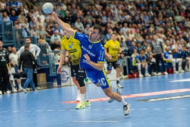 Linus Schmid, TVB Stuttgart 18 , MiloÅ¡ VujoviÄ‡, Outside, VfL Gummersbach 6 ,VfL Gummersbach vs TVB 1898 Stuttgart, Daikin Handball Bundesliga, Men , Matchday 6, 25 09 2025 Gummersbach NRW Germany Copyright: xkolbert-press MartinxWdziecznyx