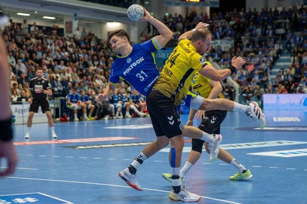 Kay Smits, right back, VfL Gummersbach 31 , Kai Haefner, right back, TVB Stuttgart 34 , VfL Gummersbach vs TVB 1898 Stuttgart, Daikin Handball Bundesliga, Men , Matchday 6, 25 09 2025 Gummersbach NRW Germany Copyright: xkolbert-press MartinxWdziecznyx