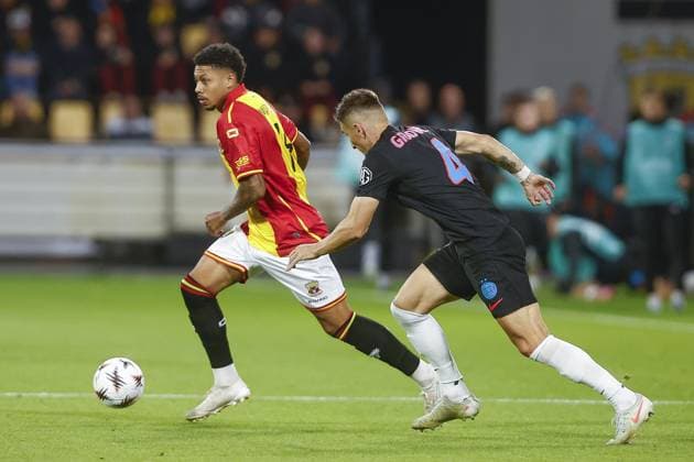 DEVENTER , 25-09-2025 , Stadium De Adelaarshorst , season 2025 2026 , UEFA Europa League League phase . match between Go Ahead Eagles and FCSB, final result 0-1, Picture shows GA Eagles player Richonell Margaret FCSB player Daniel Graovac Go Ahead Eagles - FCSB  x31196212x Copyright: