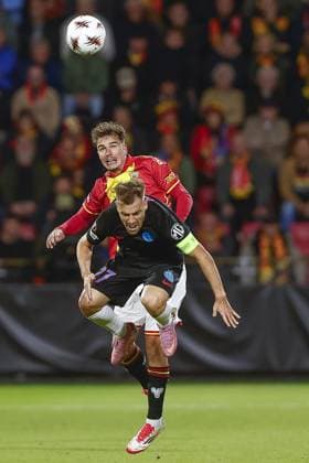 DEVENTER , 25-09-2025 , Stadium De Adelaarshorst , season 2025 2026 , UEFA Europa League League phase . match between Go Ahead Eagles and FCSB, final result 0-1, Picture shows GA Eagles player Calvin Twigt FCSB player Darius Dumitru Olaru Go Ahead Eagles - FCSB  x31196215x Copyright: