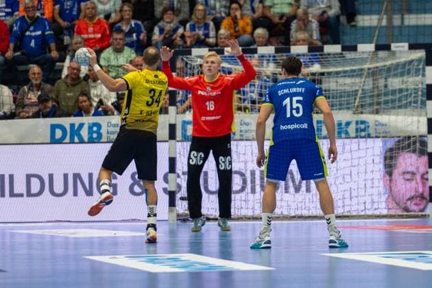 Kai Haefner, right back, TVB Stuttgart 34 , Bertram Obling, goalkeeper, VfL Gummersbach 16 , Miro Schluroff, back, VfL Gummersbach 15 , VfL Gummersbach vs TVB 1898 Stuttgart, Daikin Handball Bundesliga, Men , Matchday 6, 25 09 2025 Gummersbach NRW Germany Copyright: xkolbert-press MartinxWdziecznyx