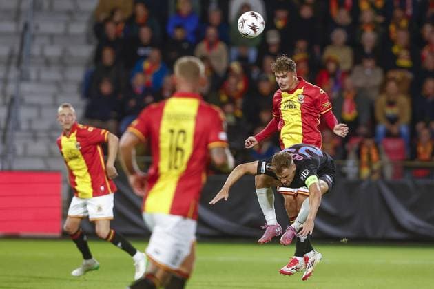 DEVENTER , 25-09-2025 , Stadium De Adelaarshorst , season 2025 2026 , UEFA Europa League League phase . match between Go Ahead Eagles and FCSB, final result 0-1, Picture shows GA Eagles player Calvin Twigt FCSB player Darius Dumitru Olaru Go Ahead Eagles - FCSB  x31196218x Copyright: