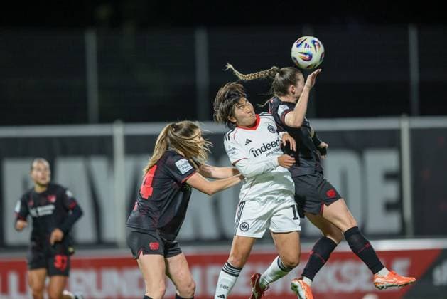 DEU, Leverkusen, Bayer Leverkusen v Eintracht Frankfurt, Google Pixel Bundesliga, DFB, Saison 2526, Ulrich Haberland Stadion, 4 Spieltag, im Bild f l n r Lilla Turanyi Bayer Leverkusen 24 , Remina Chiba Eintracht Frankfurt 15 DFB DFL REGULATIONS PROHIBIT ANY USE OF PHOTOGRAPHS AS IMAGE SEQUENCES AND OR QUASI VIDEO, 25 09 2025, Copyright: HMBxMedia HendrikxHamelau