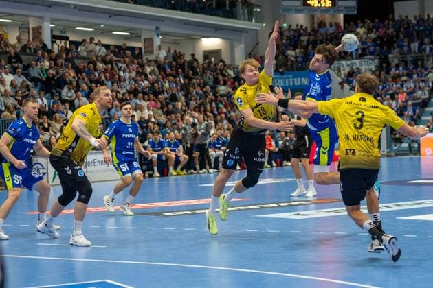 Linus Schmid, TVB Stuttgart 18 , Max Haefner, center back, TVB Stuttgart 3 , Joao Gomes, back, VfL Gummersbach 3 , Ole Pregler, back, VfL Gummersbach 23 , VfL Gummersbach vs TVB 1898 Stuttgart, Daikin Handball Bundesliga, Men , Matchday 6, 25 09 2025 Gummersbach NRW Germany Copyright: xkolbert-press MartinxWdziecznyx