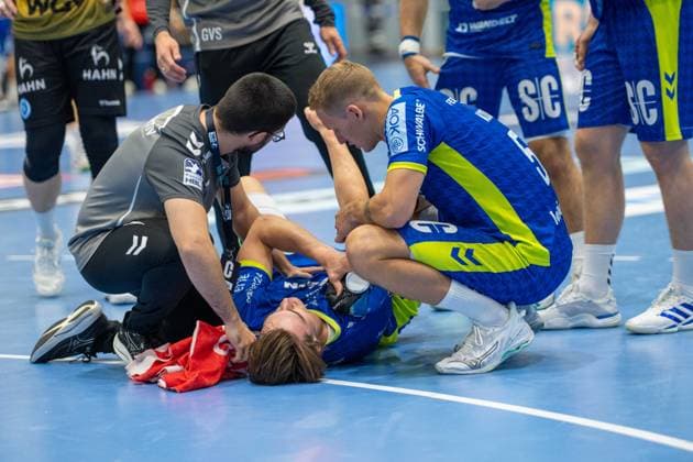 Julian Koester, Back, VfL Gummersbach 7 , Tilen Kodrin, Outside, VfL Gummersbach 5 , VfL Gummersbach vs TVB 1898 Stuttgart, Daikin Handball Bundesliga, Men , Matchday 6, 25 09 2025 Gummersbach NRW Germany Copyright: xkolbert-press MartinxWdziecznyx