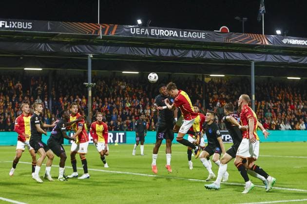 DEVENTER , 25-09-2025 , Stadium De Adelaarshorst , season 2025 2026 , UEFA Europa League League phase . match between Go Ahead Eagles and FCSB, final result 0-1, Picture shows chance GA Eagles player Milan Smit FCSB player Siyabonga Ngezana Go Ahead Eagles - FCSB  x31196231x Copyright: