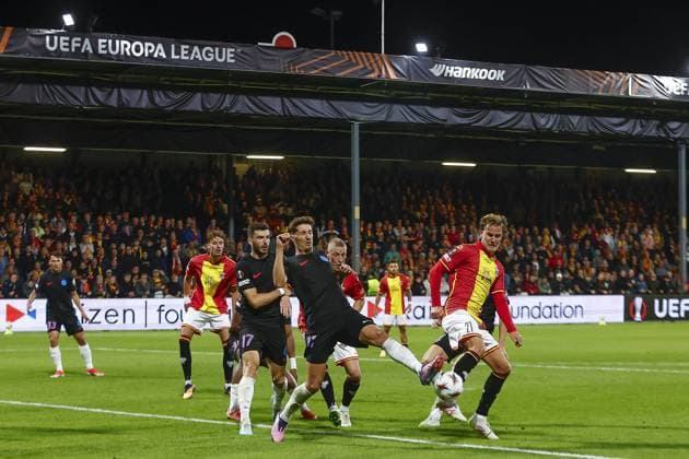 DEVENTER , 25-09-2025 , Stadium De Adelaarshorst , season 2025 2026 , UEFA Europa League League phase . match between Go Ahead Eagles and FCSB, final result 0-1, Picture shows GA Eagles player Melle Meulensteen FCSB player David Raul Miculescu Go Ahead Eagles - FCSB  x31196233x Copyright: