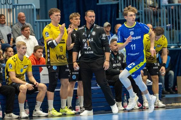 Misha Kaufmann, Head Coach, TVB Stuttgart , Mathis Haeseler, Outside, VfL Gummersbach 11 , Max Heydecke, TVB Stuttgart 19 , VfL Gummersbach vs TVB 1898 Stuttgart, Daikin Handball Bundesliga, Men , Matchday 6, 25 09 2025 Gummersbach NRW Germany Copyright: xkolbert-press MartinxWdziecznyx