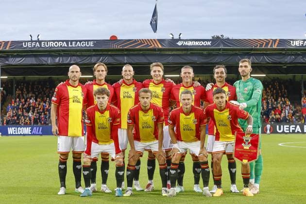 DEVENTER , 25-09-2025 , Stadium De Adelaarshorst , season 2025 2026 , UEFA Europa League League phase . match between Go Ahead Eagles and FCSB, final result 0-1, Picture shows Team photo GA Eagles Back row (LR) GA Eagles player Gerrit Nauber GA Eagles player Melle Meulensteen GA Eagles player Joris Kramer GA Eagles player Evert Linthorst GA Eagles player Victor Edvardsen GA Eagles player Mats Deijl GA Eagles goalkeeper Jari de Busser From row (LR) GA Eagles player Jakob Breum GA Eagles player Kenzo Goudmijn GA Eagles player Mathis Suray GA Eagles player Dean James Go Ahead Eagles - FCSB  x31196248x Copyright:
