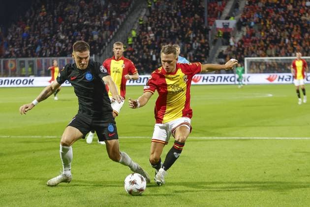 DEVENTER , 25-09-2025 , Stadium De Adelaarshorst , season 2025 2026 , UEFA Europa League League phase . match between Go Ahead Eagles and FCSB, final result 0-1, Picture shows FCSB player Daniel Graovac GA Eagles player Mathis Suray Go Ahead Eagles - FCSB  x31196251x Copyright: