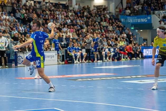 MiloÅ¡ VujoviÄ‡, Outside, VfL Gummersbach 6 , VfL Gummersbach vs TVB 1898 Stuttgart, Daikin Handball Bundesliga, Men , Matchday 6, 25 09 2025 Gummersbach NRW Germany Copyright: xkolbert-press MartinxWdziecznyx