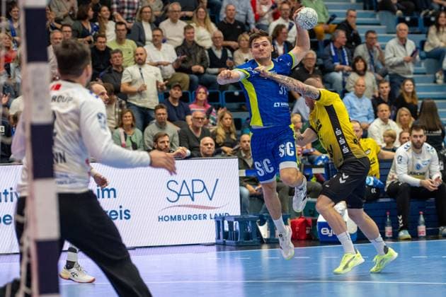 Daniel Rebmann, Goalkeeper, TVB Stuttgart 94 , Kristjan Horžen, Circulation player, VfL Gummersbach 27 , VfL Gummersbach vs TVB 1898 Stuttgart, Daikin Handball Bundesliga, Men , Matchday 6, 25 09 2025 Gummersbach NRW Germany Copyright: xkolbert-press MartinxWdziecznyx