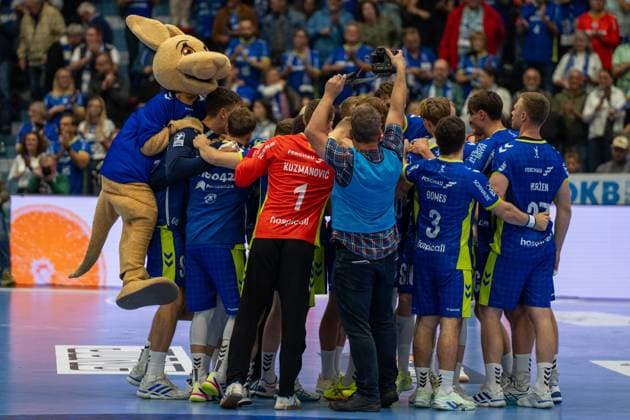 The team celebrates the victory, VfL Gummersbach vs TVB 1898 Stuttgart, Daikin Handball Bundesliga, Men , Matchday 6, 25 09 2025 Gummersbach NRW Germany Copyright: xkolbert-press MartinxWdziecznyx