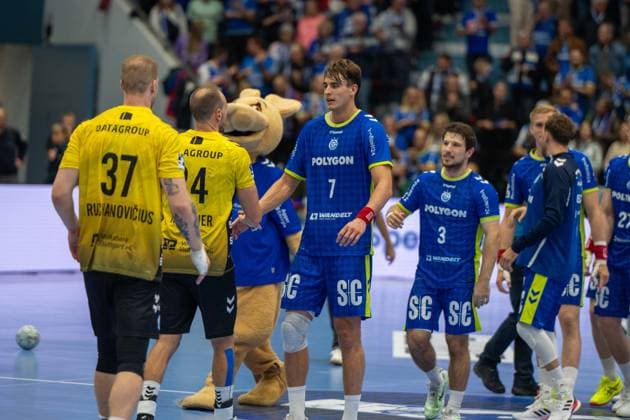 Jonas Truchanovicius, left back, TVB Stuttgart 37 , Kai Haefner, right back, TVB Stuttgart 34 , Julian Koester, back, VfL Gummersbach 7 , Joao Gomes, back, VfL Gummersbach 3 , VfL Gummersbach vs TVB 1898 Stuttgart, Daikin Handball Bundesliga, Men , Matchday 6, 25 09 2025 Gummersbach NRW Germany Copyright: xkolbert-press MartinxWdziecznyx