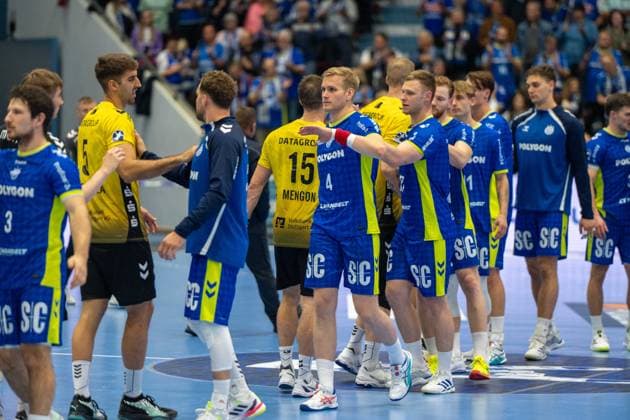The team celebrates the victory, VfL Gummersbach vs TVB 1898 Stuttgart, Daikin Handball Bundesliga, Men , Matchday 6, 25 09 2025 Gummersbach NRW Germany Copyright: xkolbert-press MartinxWdziecznyx