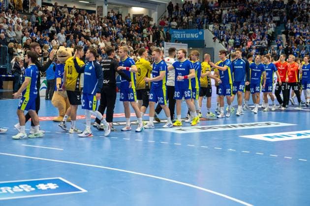 The team celebrates the victory,VfL Gummersbach vs TVB 1898 Stuttgart, Daikin Handball Bundesliga, Herren , 6 Spieltag, 25 09 2025 Gummersbach NRW Germany Copyright: xkolbert-press MartinxWdziecznyx