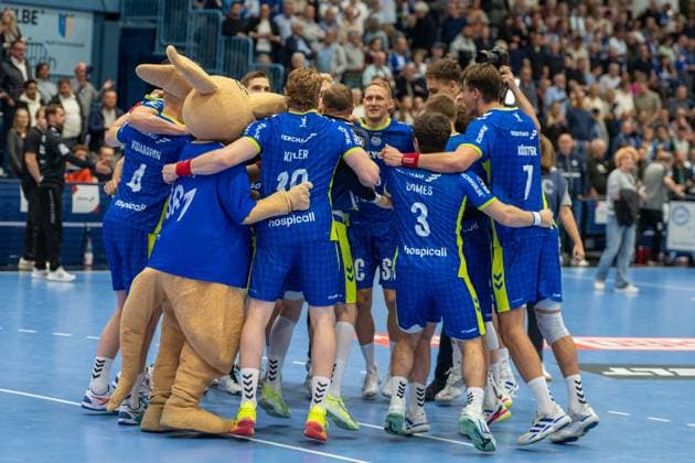 The team celebrates the victory,VfL Gummersbach vs TVB 1898 Stuttgart, Daikin Handball Bundesliga, Herren , 6 Spieltag, 25 09 2025 Gummersbach NRW Germany Copyright: xkolbert-press MartinxWdziecznyx