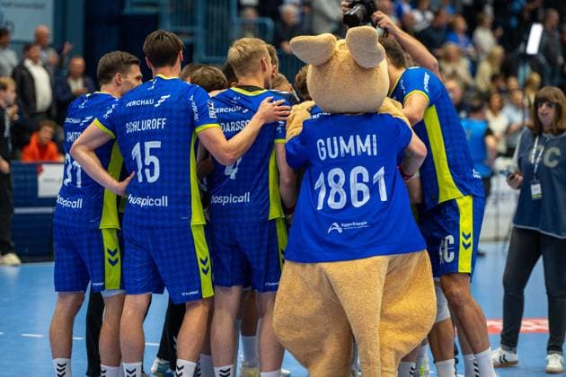 The team celebrates the victory,VfL Gummersbach vs TVB 1898 Stuttgart, Daikin Handball Bundesliga, Herren , 6 Spieltag, 25 09 2025 Gummersbach NRW Germany Copyright: xkolbert-press MartinxWdziecznyx