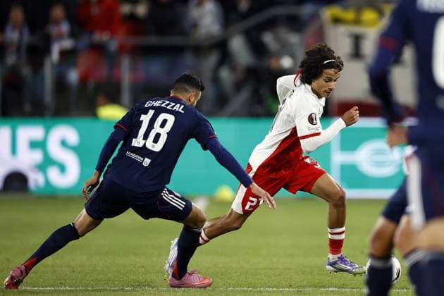 UTRECHT - (l-r) Nabil Fekir of Olympique Lyonnais, Gjivai Zechiel of FC Utrecht during the Europa League match between FC Utrecht and Olympique Lyon at the Galgenwaard Stadium, on September 25, 2025, in Utrecht, Netherlands. ANP MAURICE VAN STEEN UEFA Europa League 2025-2026 xVIxANPxSportx xxANPxIVx 537489917 originalFilename: 537489917.jpg