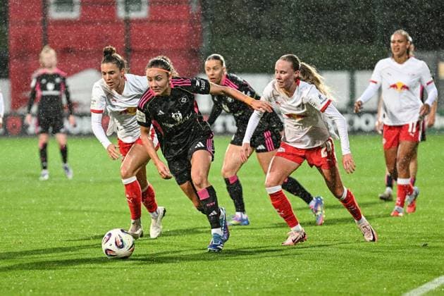Soccer I Women I Season 2025 2026 I Bundesliga I 4 Matchday I RB Leipzig Hamburger SV I 25 09 2025 Melanie Brunnthaler 11, Hamburger SV draws Sandra Starke 13, Rasenballsport Leipzig l and Nikoline Dudek 24, Rasenballsport Leipzig r of which Leipzig RB Training Center, Cottaweg 7 Saxony Germany Copyright: xLobeca InesxHähnelx