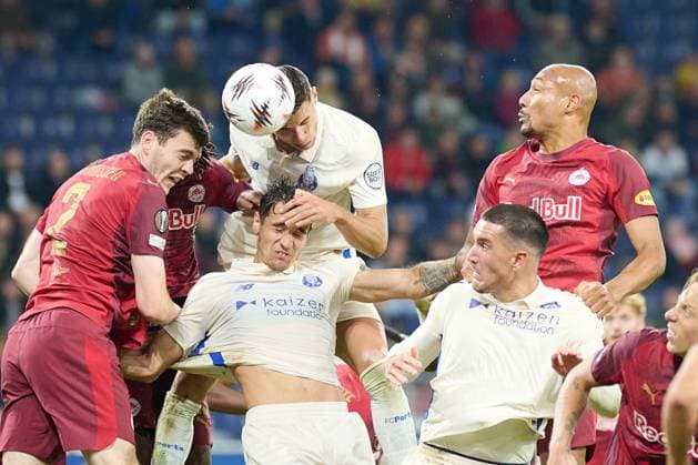 Salzburg, Austria September 25, 2025 Europa League 2025 2026 RB Salzburg vs FC Porto In the picture from left in the duel Jacob Rasmussen RB , Jan Bednarek FC , Karim Onisiwo RB Red Bull Arena Copyright: xFotostandx xWassmuth,xFOTOGRAFxJUERGENxxWASSMUTHx