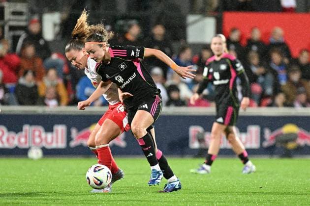 Soccer I Women I Season 2025 2026 I Bundesliga I 4 Matchday I RB Leipzig Hamburger SV I 25 09 2025 Duel Annabel Schasching 16, Rasenballsport Leipzig and Melanie Brunnthaler 11, Hamburger SV Leipzig RB Training Center, Cottaweg 7 Saxony Germany Copyright: xLobeca InesxHähnelx