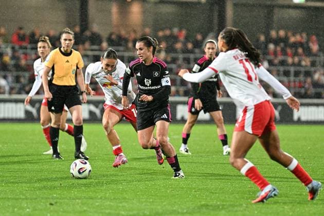 Soccer I Women I Season 2025 2026 I Bundesliga I 4 Matchday I RB Leipzig Hamburger SV I 25 09 2025 Pauline Annette Machtens 28, Hamburger SV dribbles Gina Chmielinski 10, Rasenballsport Leipzig of which Leipzig RB Training Center, Cottaweg 7 Saxony Germany Copyright: xLobeca InesxHähnelx