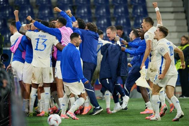 Salzburg, Austria 25 September 2025 Europa League 2025 2026 RB Salzburg vs FC Porto In the picture The FC Porto team cheers after the 0 1 at their fans Red Bull Arena Copyright: xFotostandx xWassmuth,xFOTOGRAFxJUERGENxxWASSMUTH,xJUERGENxWASSMUTHx