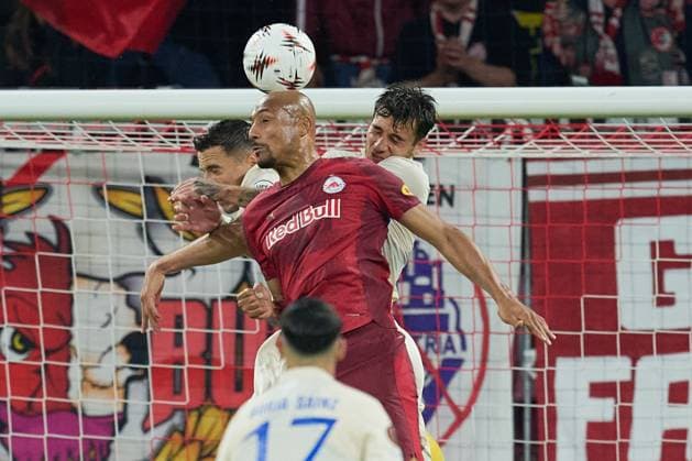 Salzburg, Austria 25 September 2025 Europa League 2025 2026 RB Salzburg vs FC Porto Pictured from left in a duel Jan Bednarek FC , Karim Onisiwo RB , Jakub Kiwior FC Red Bull Arena Copyright: xFotostandx xWassmuth,xFOTOGRAFxJUERGENxxWASSMUTH,xJUERGENxWASSMUTHx