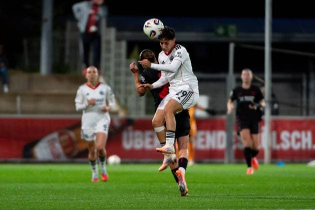 Header duel Dilara Acikgöz Eintracht Frankfurt,No 29 front against Ruby Grant Bayer Leverkusen,No 22 DEU, Leverkusen, 25 09 2025 Soccer, Google Pixel Women Bundesliga, Matchday 4, Bayer 04 Leverkusen Eintracht Frankfurt THE DFB GUIDELINES PROHIBIT ANY USE OF PHOTOS AS SEQUENTIAL PICTURES AND OR VIDEO-LIKE PHOTO COVERAGE