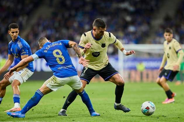 Real Oviedo v FC Barcelona, Barca - LaLiga EA Sports OVIEDO, SPAIN - SEPTEMBER 25: Ferran Torres of FC Barcelona competes for the ball with Santi Cazorla of Real Oviedo during to the LaLiga EA Sports match between Real Oviedo and FC Barcelona at Carlos Tartiere stadium on September 25, 2025 in Oviedo, Spain. (Photo by Diego Simon Photo Players Images Magara Press) Oviedo Estadio Carlos Tartiere Spain Copyright: xDiegoxSimonx