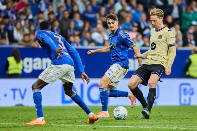 Real Oviedo v FC Barcelona, Barca - LaLiga EA Sports OVIEDO, SPAIN - SEPTEMBER 25: Frenkie de Jong of FC Barcelona competes for the ball with Alex Fores of Real Oviedo during to the LaLiga EA Sports match between Real Oviedo and FC Barcelona at Carlos Tartiere stadium on September 25, 2025 in Oviedo, Spain. (Photo by Diego Simon Photo Players Images Magara Press) Oviedo Estadio Carlos Tartiere Spain Copyright: xDiegoxSimonx