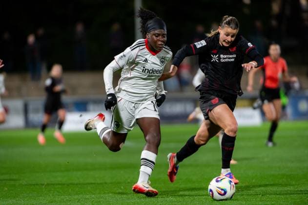 Zweikampf L R Nicole Anyomi Eintracht Frankfurt,No 19 , Katharina Piljic Bayer Leverkusen,No 06 DEU, Leverkusen, 25 09 2025 Fußball, Google Pixel Frauen Bundesliga, 4 Spieltag, Bayer 04 Leverkusen Eintracht Frankfurt DIE DFB RICHTLINIEN UNTERSAGEN JEGLICHE NUTZUNG VON FOTOS ALS SEQUENZBILDER UND OR VIDEOÄCHLICHE FOTOSTRECKEN