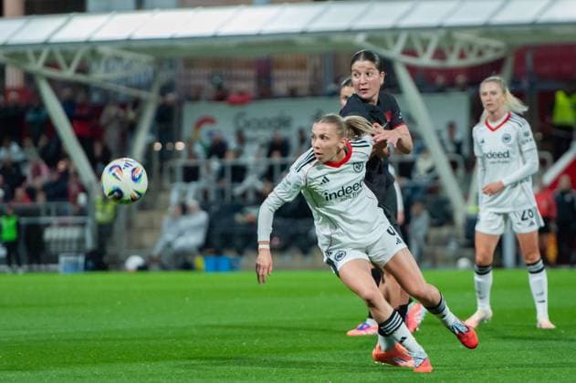 Elisa Senß Eintracht Frankfurt,No 06 in front in duel with Ruby Grant Bayer Leverkusen,No 22 DEU, Leverkusen, 25 09 2025 Soccer, Google Pixel Womens Bundesliga, Matchday 4, Bayer 04 Leverkusen Eintracht Frankfurt THE DFB GUIDELINES PROHIBIT ANY USE OF PHOTOS AS SEQUENTIAL IMAGES AND OR VIDEO-LIKE PHOTO STRIPS