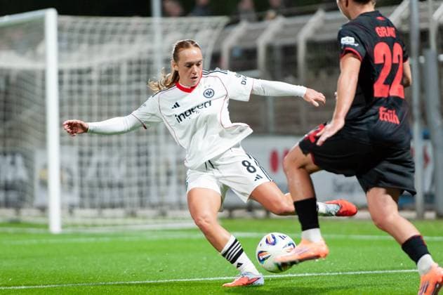 Lisanne Gräwe Eintracht Frankfurt,No 08 kicks the ball DEU, Leverkusen, 25 09 2025 Soccer, Google Pixel Womens Bundesliga, Matchday 4, Bayer 04 Leverkusen Eintracht Frankfurt THE DFB GUIDELINES PROHIBIT ANY USE OF PHOTOS AS SEQUENCE PICTURES AND OR VIDEO-LIKE PHOTO TRACKS