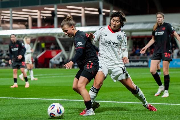 duel L R Kirstin Kögel Bayer Leverkusen,No 11 and Remina Chiba Eintracht Frankfurt,No 15 DEU, Leverkusen, 25 09 2025 Football, Google Pixel Womens Bundesliga, Matchday 4, Bayer 04 Leverkusen Eintracht Frankfurt THE DFB GUIDELINES PROHIBIT ANY USE OF PHOTOS AS SEQUENTIAL PICTURES AND OR VIDEO-LIKE PHOTO COVERAGE