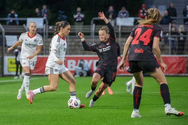 25 09 2025, xgrfx, Soccer Google Pixel Women Bundesliga, Bayer Leverkusen Eintracht Frankfurt v l Ereleta Memeti Eintracht Frankfurt , Kristin Kögel Bayer Leverkusen DFL DFB REGULATIONS PROHIBIT ANY USE OF PHOTOGRAPHS as IMAGE SEQUENCES and or QUASI VIDEO Leverkusen