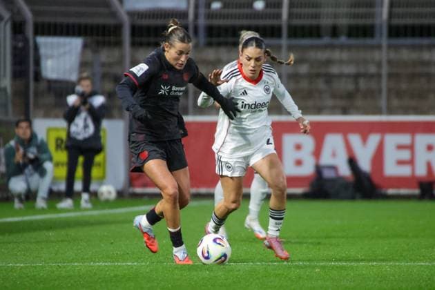 25 09 2025, xgrfx, Soccer Google Pixel Women Bundesliga, Bayer Leverkusen Eintracht Frankfurt v l Carlotta Wamser Bayer Leverkusen , Ereleta Memeti Eintracht Frankfurt DFL DFB REGULATIONS PROHIBIT ANY USE OF PHOTOGRAPHS as IMAGE SEQUENCES and or QUASI VIDEO Leverkusen