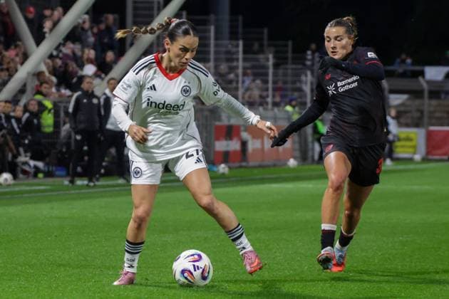 25 09 2025, xgrfx, Soccer Google Pixel Women Bundesliga, Bayer Leverkusen Eintracht Frankfurt v l Ereleta Memeti Eintracht Frankfurt , Carlotta Wamser Bayer Leverkusen DFL DFB REGULATIONS PROHIBIT ANY USE OF PHOTOGRAPHS as IMAGE SEQUENCES and or QUASI VIDEO Leverkusen