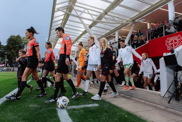 25 09 25, Women, Soccer, Google Pixel Women Bundesliga, Season 2025 2026, Bayer 04 Leverkusen Eintracht Frankfurt, 4 Matchday Teams entering the pitch before the game, wide angle view Leverkusen Ulrich Haberland Stadion NRW Germany